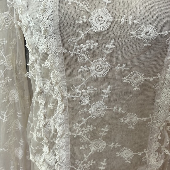 Forever 21 Contemporary Cream Lace & Crochet Long Sleeved Top/ Medium - Picture 5 of 8